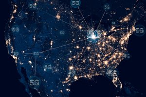 Diagrama que explica la alianza 5G y satélite, mostrando cómo un celular usa la red 5G en la ciudad y cambia a la conexión satelital en zonas remotas de montaña.